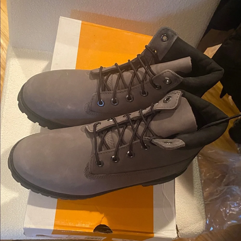 NIB Unisex Timberland Dark Gray Leather Boots.
